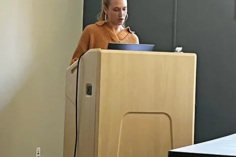 Soizic-giving-a-talk